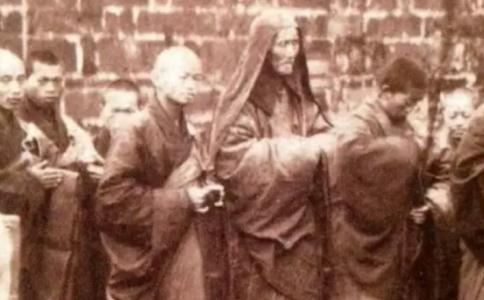 今天的人不是太傻，而是太聪明。