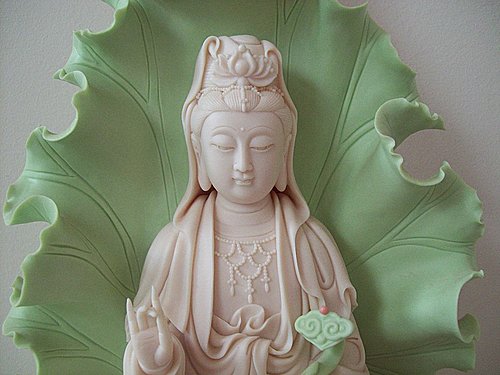 把宽广的人生钉在求财享乐的一角上